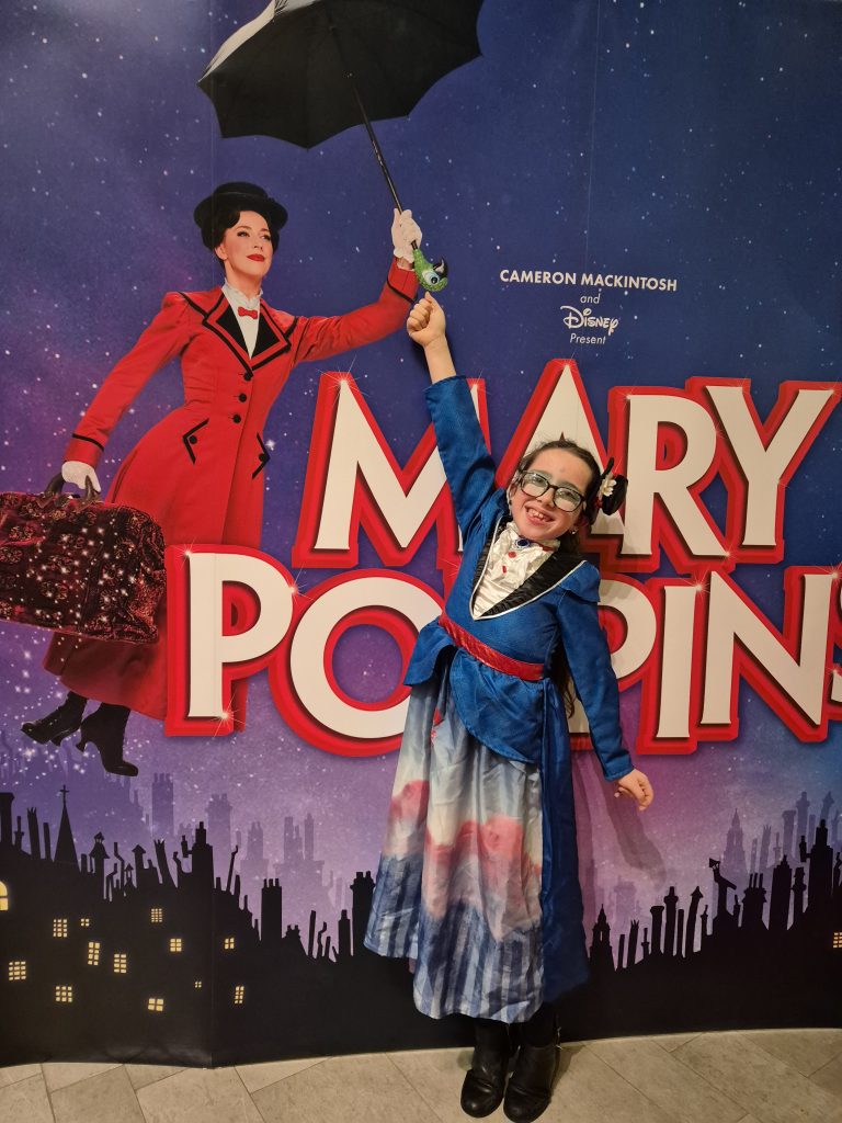 Scarlett young Mary Poppins fan